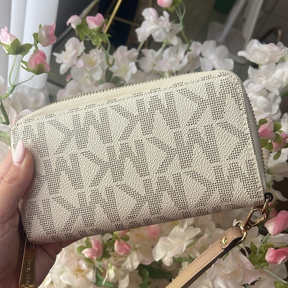 Signature vanilla MK Michael kors wallet wristlet - Picture 3 of 3